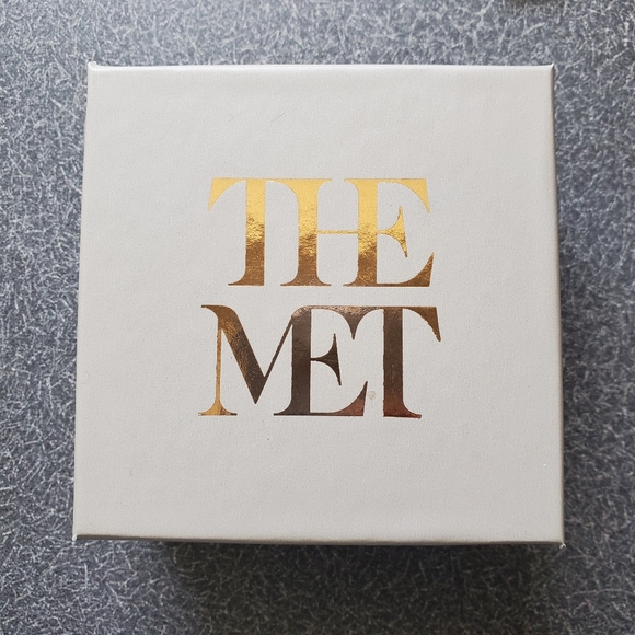 The Met Willow Catkins pearl drop earings & pearl bib necklace - Picture 15 of 16